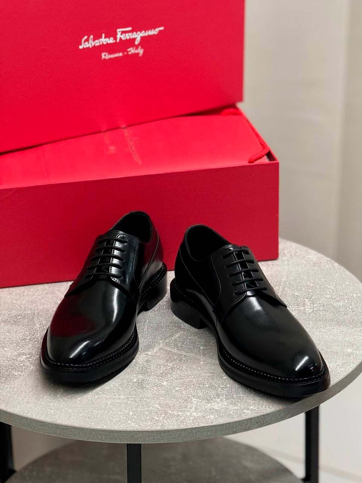 Salvatore Ferragamo Туфли из кожи Черный